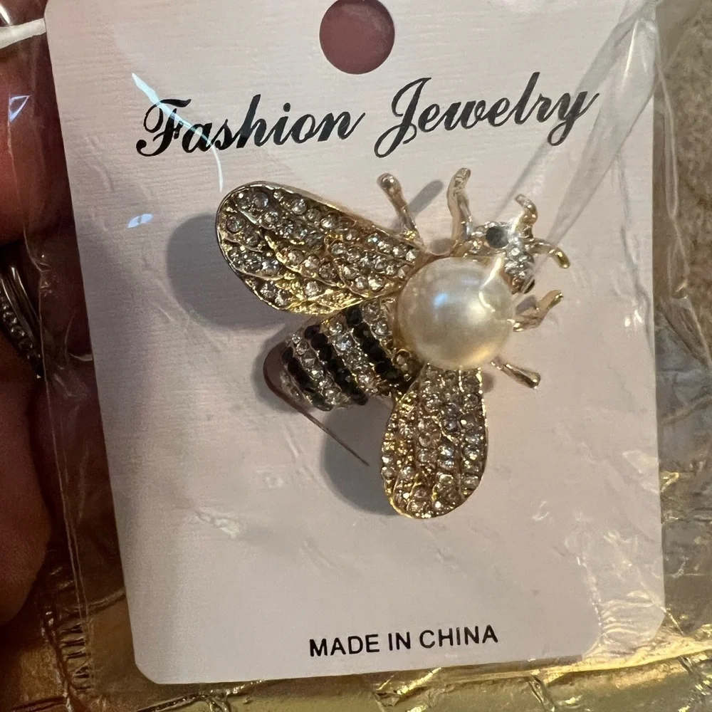 Gold and Silver Floral Brooch with Crystal Details - Picture 5 of 5